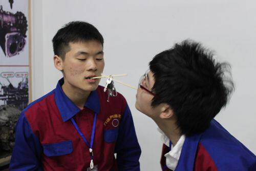 “传递钥匙”游戏