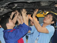 万通学子在认真实训