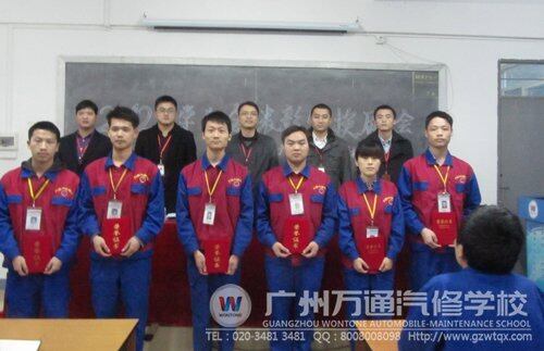 出席换届大会的领导和获奖学生合影留念