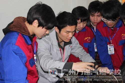 广州万通教师在理实一体化课堂上手把手教育学生