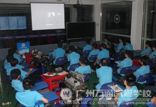 丰富多彩的校园生活，同学们观看励志电影