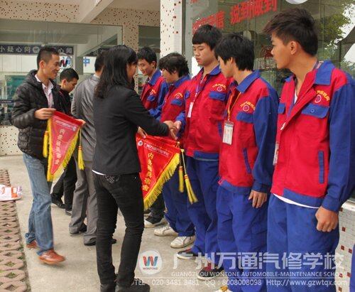 老师正在给获得&ldquo;标兵宿舍&rdquo;的班级颁奖