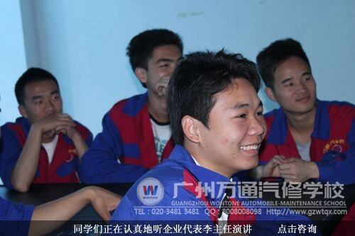 同学们正在认真地听企业代表李主任演讲