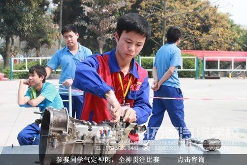 参赛同学气定神闲，全神贯注比赛