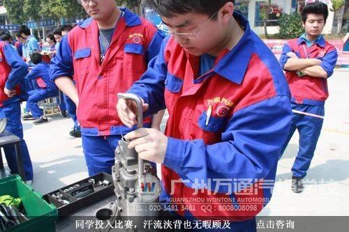 同学投入比赛，汗流浃背也无暇顾及