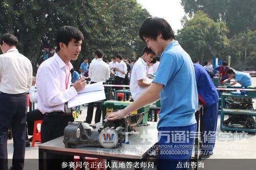 参赛同学正在认真地答老师问