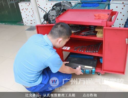 比完赛后，认真细致整理工具箱