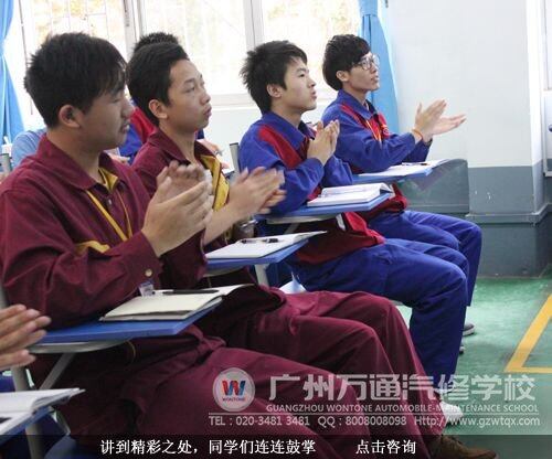 讲到精彩之处，同学们连连鼓掌