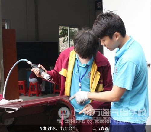 互相讨论，共同合作