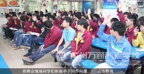 招聘会现场同学们积极举手回答问题