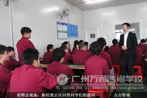 招聘会现场，陈经理正在回答同学们的提问
