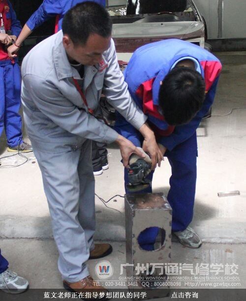 蓝文老师正在指导梦想团队的同学