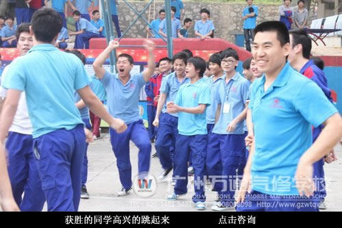 获胜的同学高兴得跳起起来