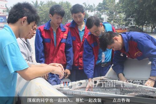 围观的同学也一起加入，帮忙一起改装