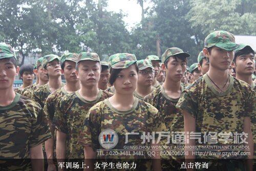 军训场上，女学生也给力