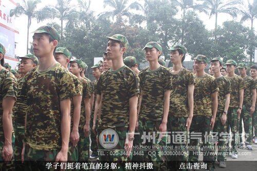 学子们挺着笔直的身躯，精神抖擞