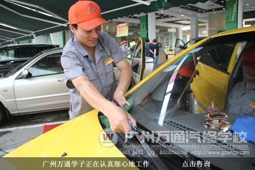 广州万通学子正在认真细心地工作