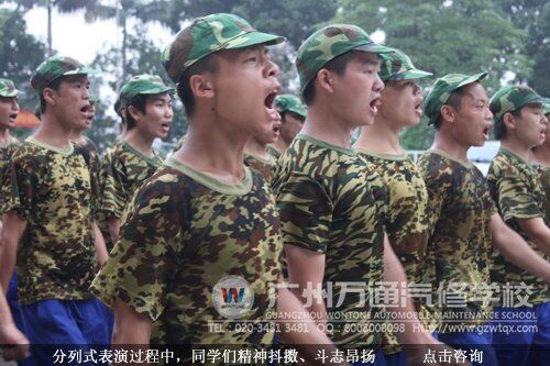 分列式表演过程中，同学们精神抖擞、斗志昂扬