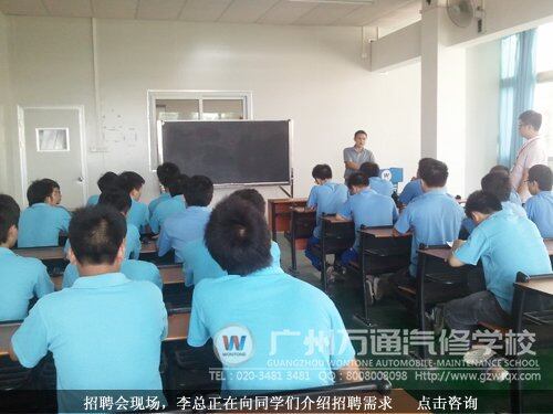 招聘会现场，李总正在向同学们介绍招聘需求