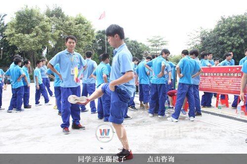 同学正在踢毽子