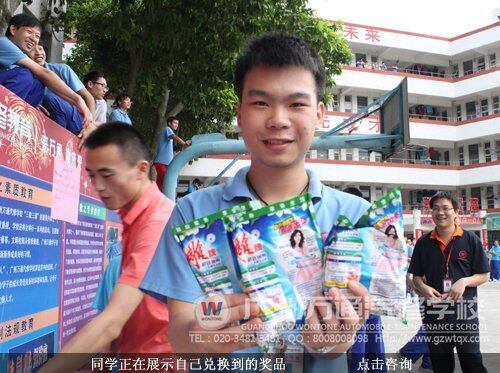 同学正在展示自己兑换到的奖品