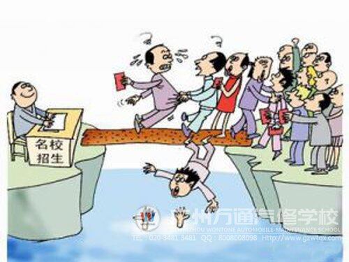 成千上万考生挤高考独木桥