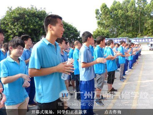 开幕式现场，同学们正在鼓掌