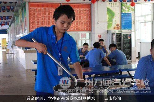 课余时间，学生正在饭堂吃绿豆糖水