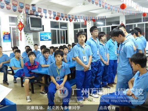 比赛现场，起立的为参赛同学