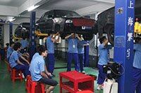 广州万通学子正在进行汽车检测的实训