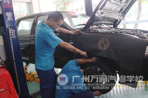 李霞霞和罗荣江正在实训室认真练习