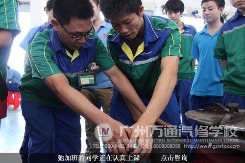弛加班的同学正在认真上课