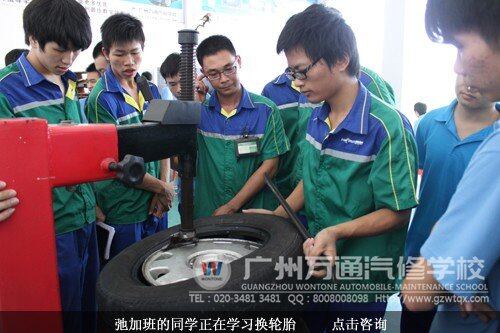弛加班的同学正在学习换轮胎