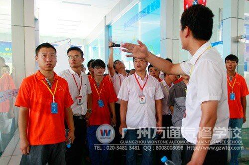 参赛师生和裁判参观比赛赛场