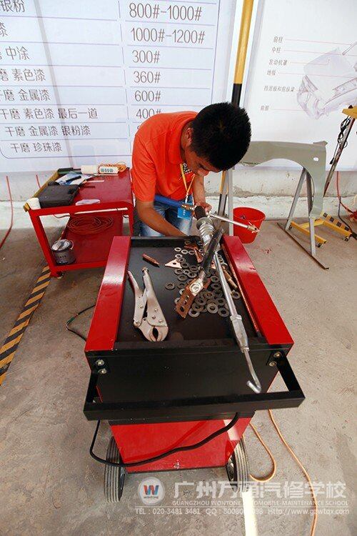 这里的工具零件真多，这位选手每次的选择却准确无误