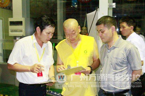 在大赛总裁判长的监督下裁判组组长与裁判员为选手公平打分