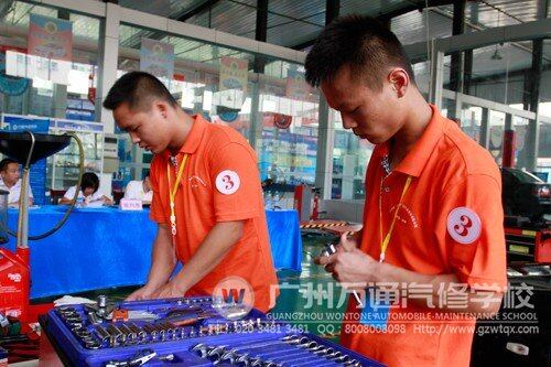 学生比赛现场：用完工具及时复位  规范的操作流程