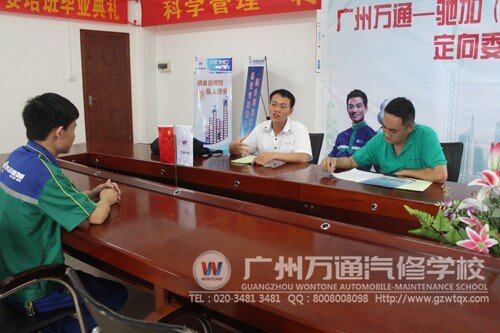 驰加班学子正在接受面试