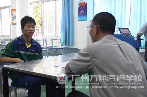 驰加班学子正在面试