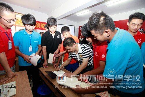 李教授为万通学子签名留念 祝福学子梦想成真