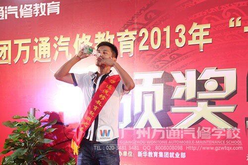 就业之星贺远臣为大家献上&ldquo;鼻子喝水&rdquo;的绝活