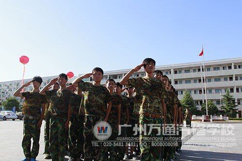 新生入学课 军训锻造学子钢铁意志