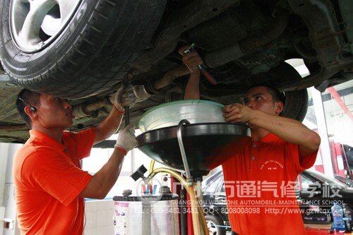 李霞霞（右）和罗荣江（左）同学正在专心致志地比赛