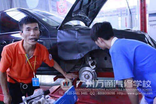 广州万通优秀教师徐本天老师在全国万通杯技能大赛比赛现场