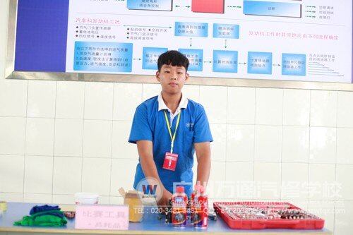 认真为大赛做准备的志愿者