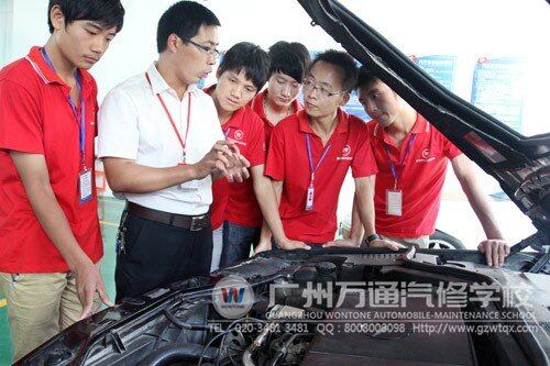 理实一体化教学课堂 万通学子专注投入