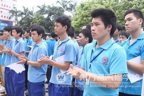 开幕式现场学子们热烈鼓掌