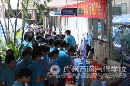 招聘会现场人头汹涌