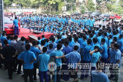 技能展示现场，围满了观看的同学