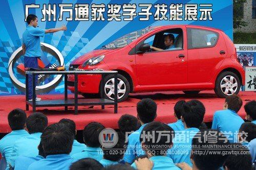 李霞霞、罗荣江正在进行技能展示